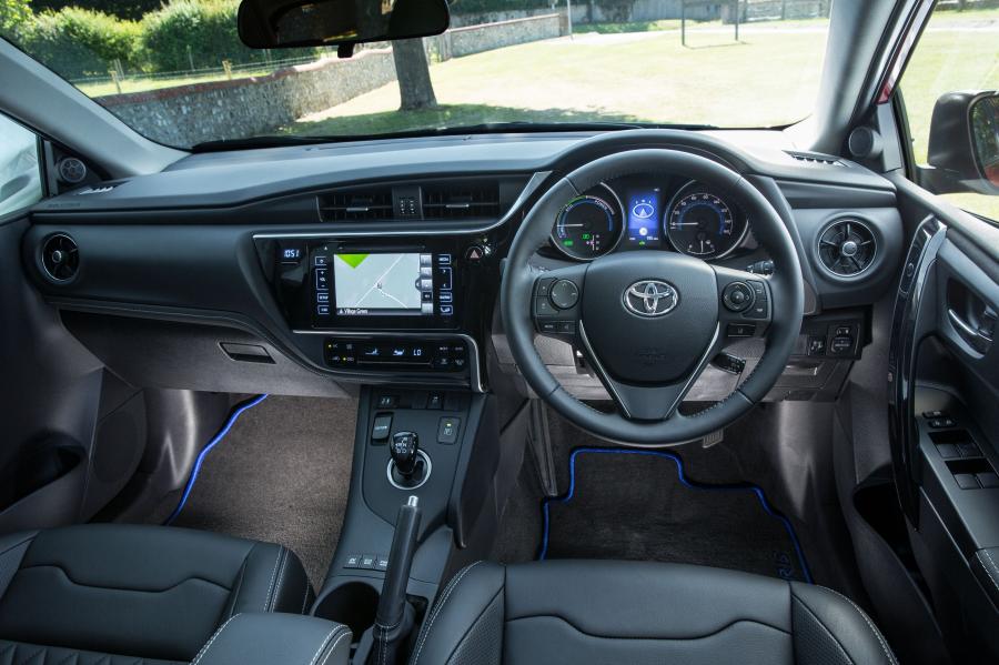 Торпедо Toyota Auris Hybrid GB25 2017 года  (UK) (фото 38 из 46)